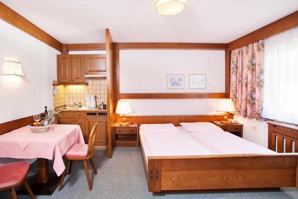 Johannahof Appartements Kaprun Quarto foto