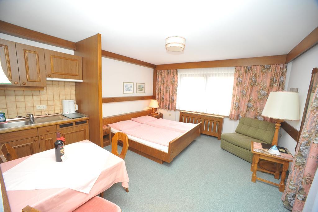 Johannahof Appartements Kaprun Quarto foto